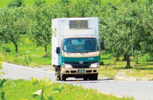 ヤマトトラックを運転する男